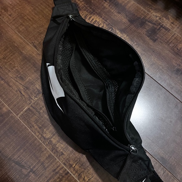 Nike sling bag (rare black out logo design) - Picture 3 of 3